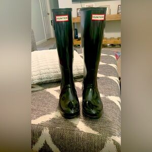 Brand is Hunter Boots. 
Size 6. 
Color is Black. 
Worn a few times.